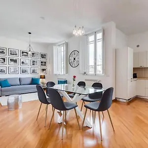 Modern, Stylish Flat Near Piazza Della Repubblica Holiday home